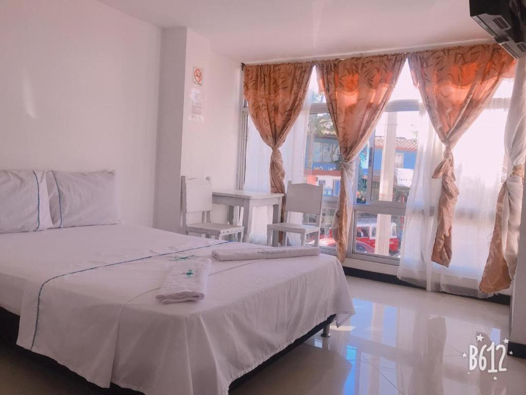 Guatapé Hospedaje 3 Esquinas מראה חיצוני תמונה