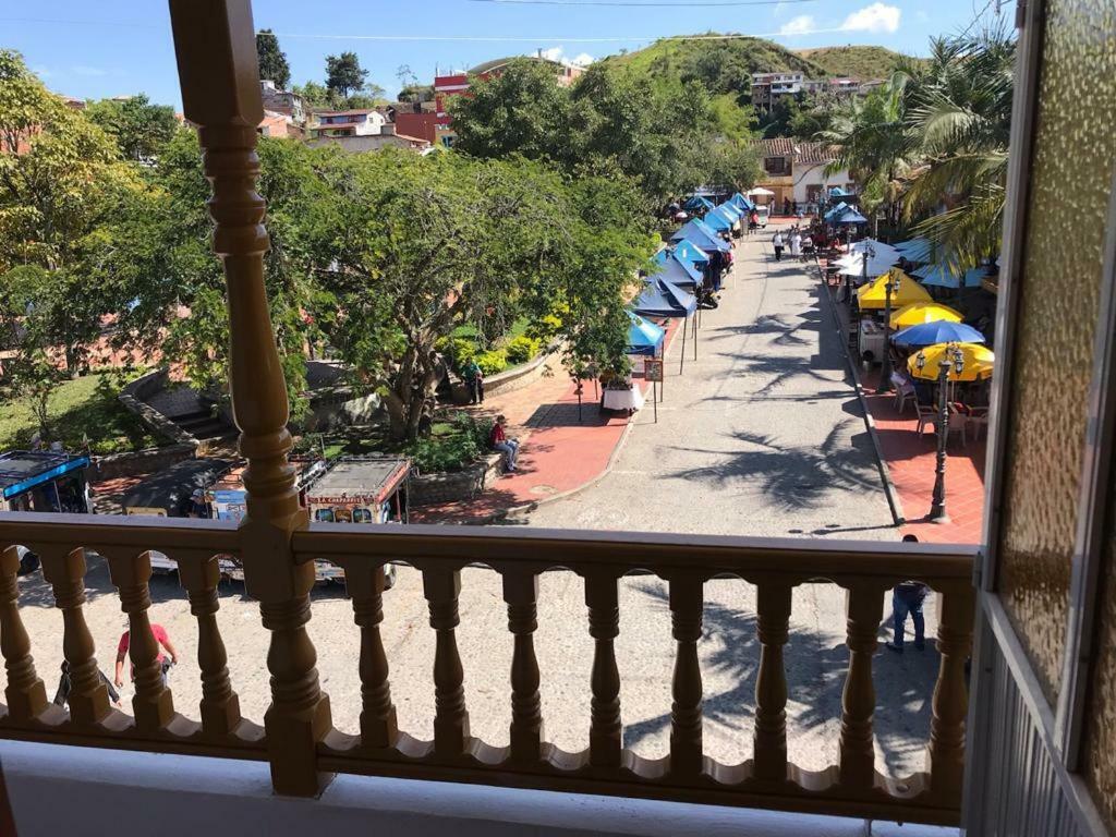 Guatapé Hospedaje 3 Esquinas מראה חיצוני תמונה